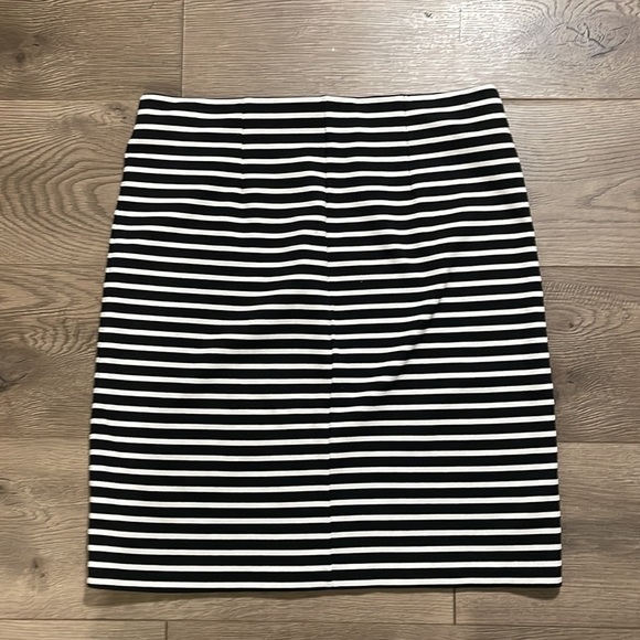 Old Navy Women's Knit horizontal striped skirt, size M - Picture 2 of 5